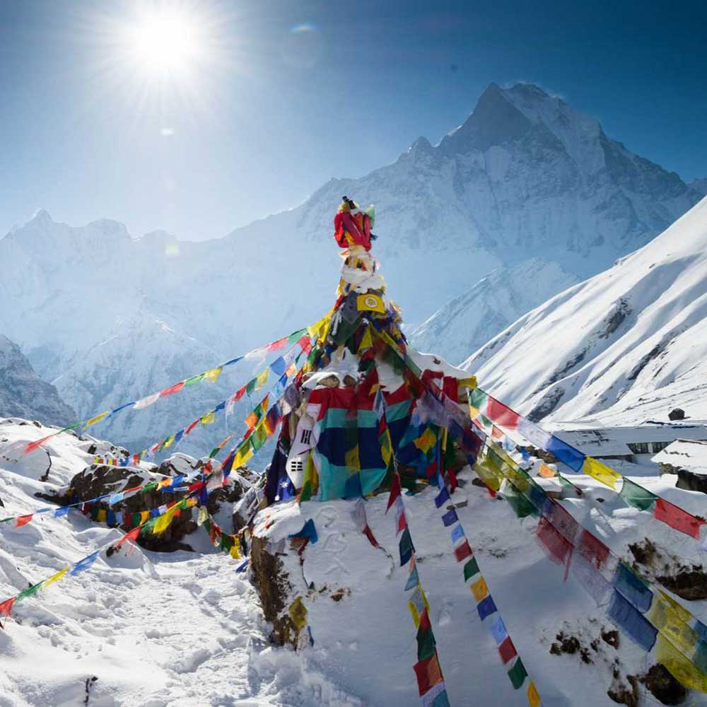 Himalaya-in-Nepal mit buddhistischen Gebetsfahnen