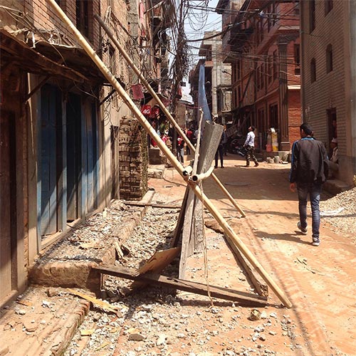 Das Erdbeben von 2017 ist noch überall sichtbar. Zu sehen sind die Trümmer in Bhaktapur